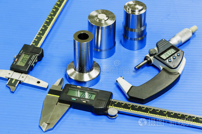 操作工準(zhǔn)備測量設(shè)備檢查模具